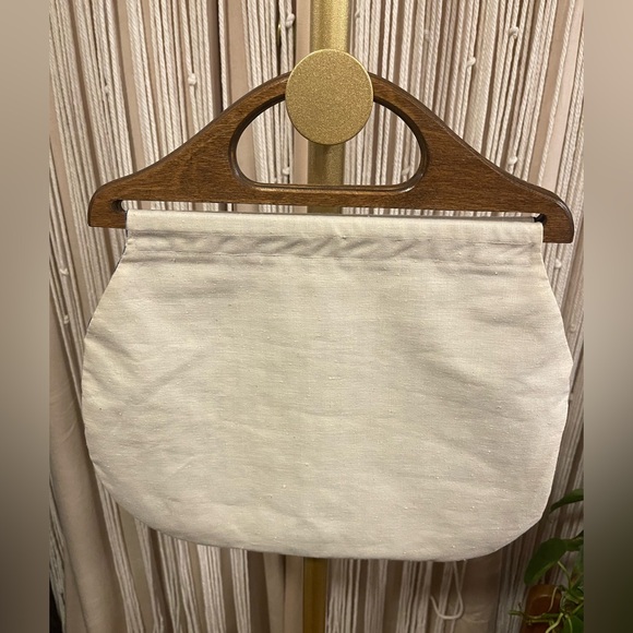 Mid-century vintage handmade purse w/ embroidered bird and wooden handle - Picture 2 of 12